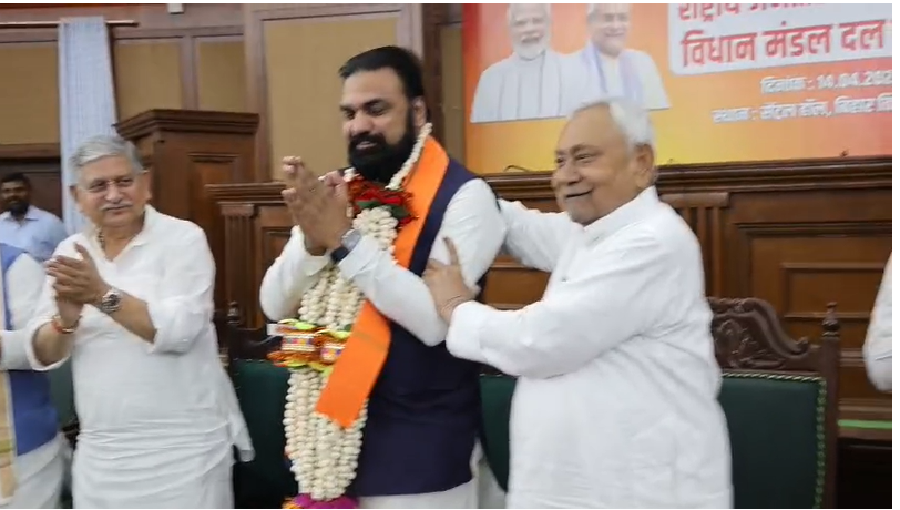 NDA विधायक दल के नेता चुने गये सम्राट चौधरी, नीतीश कुमार ने पहनाया माला 