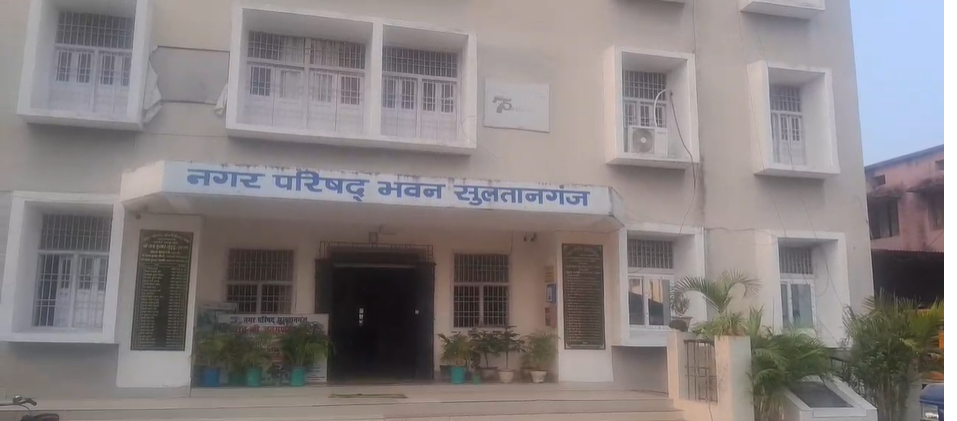 बड़े अधिकारी को गोलियों से भूना...मुख्य पार्षद को किया छलनी, अपराधियों ने सरकारी दफ्तर में घुसकर मचाया आतंक