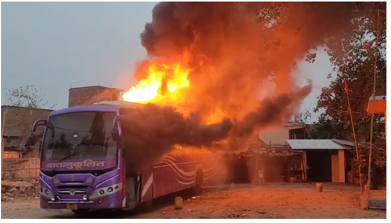 सुपौल के छातापुर से बड़ी खबर: खड़ी बस में लगी आग, समय पर दमकल गाड़ी नहीं आने पर लोगों ने किया तोड़फोड़ हंगामा 