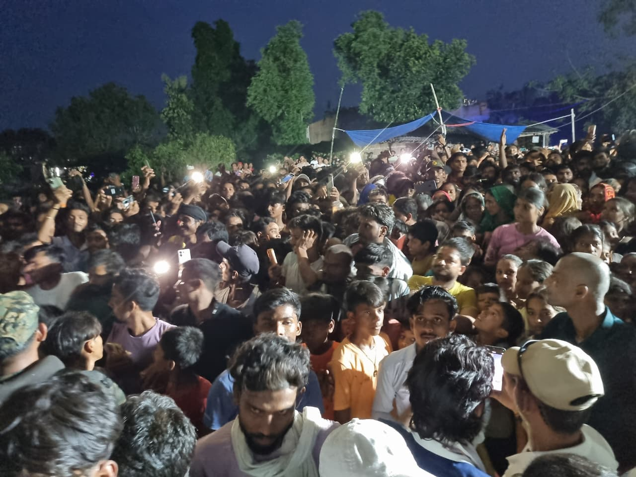 रौशन यादव के घर पहुंचे तेजस्वी यादव, बहन को मेडिकल कॉलेज में नौकरी देने का किया ऐलान