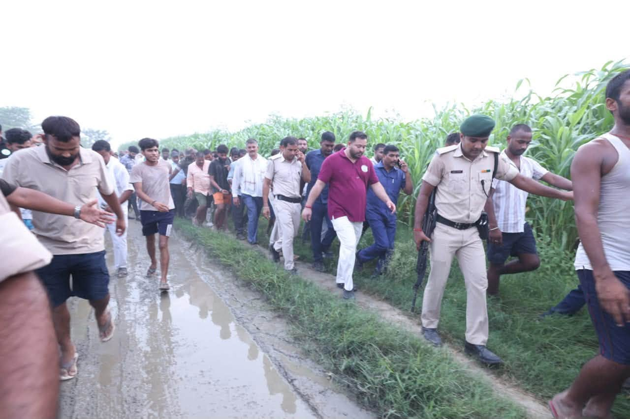 बिहार में बढ़ा नदियों का जलस्तर, अपने विधानसभा क्षेत्र राघोपुर में कटाव प्रभावित इलाकों का तेजस्वी यादव ने लिया जायजा