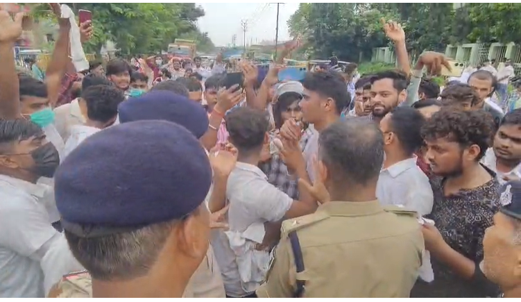 बिहार स्वास्थ्य विज्ञान विश्वविद्यालय में छात्रों का हंगामा, स्टूडेंट्स ने लगाया लाठीचार्ज का आरोप