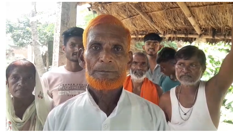 गया में सड़क पर ग्रामीणों ने की धान की रोपनी, दशकों से जर्जर सड़क पर अनोखे अंदाज में जताया विरोध