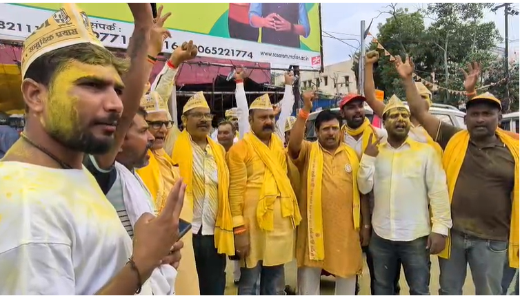 जीत का सर्टिफिकेट मिलने के बाद प्रशांत किशोर के गांव में खुशी का माहौल, बिहार के अन्य जिलों में भी मनाया गया बांकीपुर का जश्न 