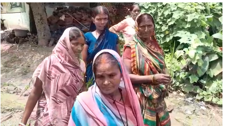 गया में सड़क पर ग्रामीणों ने की धान की रोपनी, दशकों से जर्जर सड़क पर अनोखे अंदाज में जताया विरोध