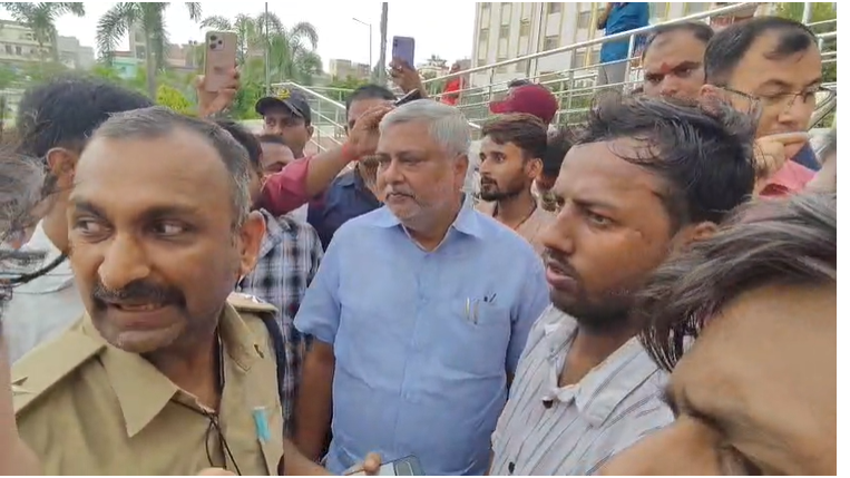 बिहार स्वास्थ्य विज्ञान विश्वविद्यालय में छात्रों का हंगामा, स्टूडेंट्स ने लगाया लाठीचार्ज का आरोप