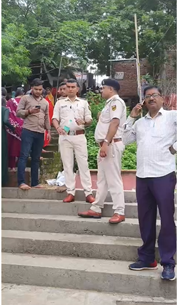 मंदिर में जूता पहनकर ड्यूटी करने वाली दारोगा पर भड़के शिवभक्त, विरोध करने पर उतारे जूते, वीडियो हुआ वायरल