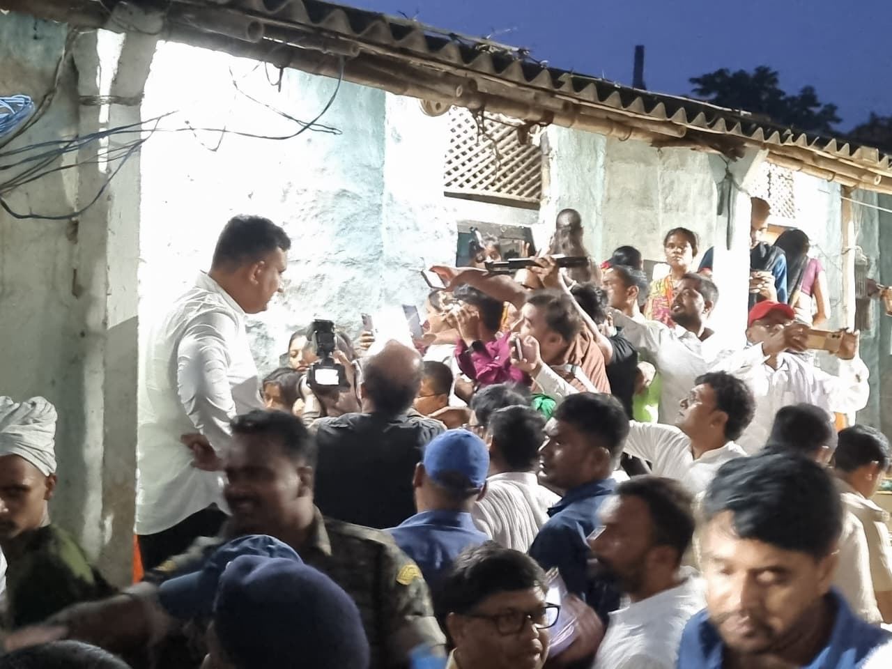 रौशन यादव के घर पहुंचे तेजस्वी यादव, बहन को मेडिकल कॉलेज में नौकरी देने का किया ऐलान