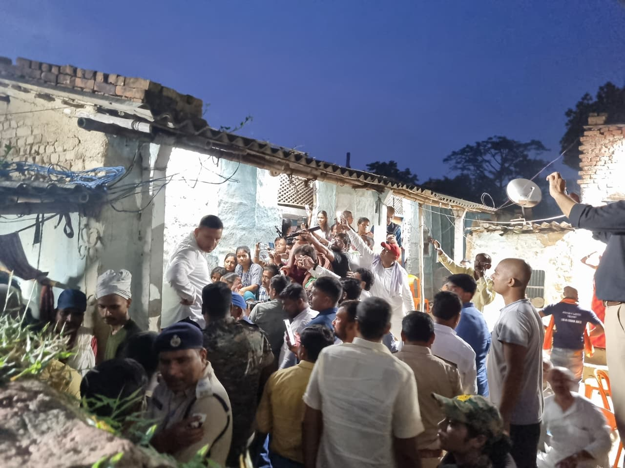 रौशन यादव के घर पहुंचे तेजस्वी यादव, बहन को मेडिकल कॉलेज में नौकरी देने का किया ऐलान