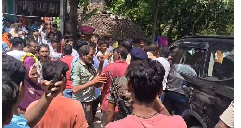 JDU विधायक के खिलाफ बाढ़ पीड़ितों का फूटा गुस्सा, कोमल सिंह की गाड़ी को घेरा, कहा..वोट मांगे आवल छय..त कहे छय कि बेटी छियै