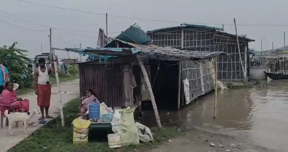 Bihar News : मोकामा में गंगा ने निगल ली 5 करोड़ की सड़क, हजारों लोगों की आवाजाही ठप; निर्माण पर उठे बड़े सवाल