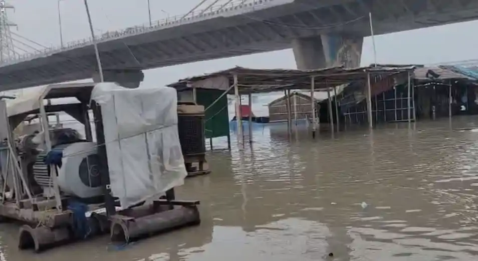 Bihar News : मोकामा में गंगा ने निगल ली 5 करोड़ की सड़क, हजारों लोगों की आवाजाही ठप; निर्माण पर उठे बड़े सवाल