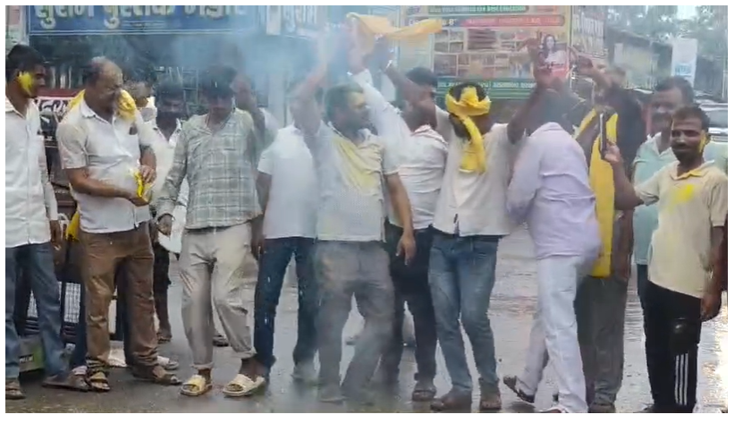 जीत का सर्टिफिकेट मिलने के बाद प्रशांत किशोर के गांव में खुशी का माहौल, बिहार के अन्य जिलों में भी मनाया गया बांकीपुर का जश्न 