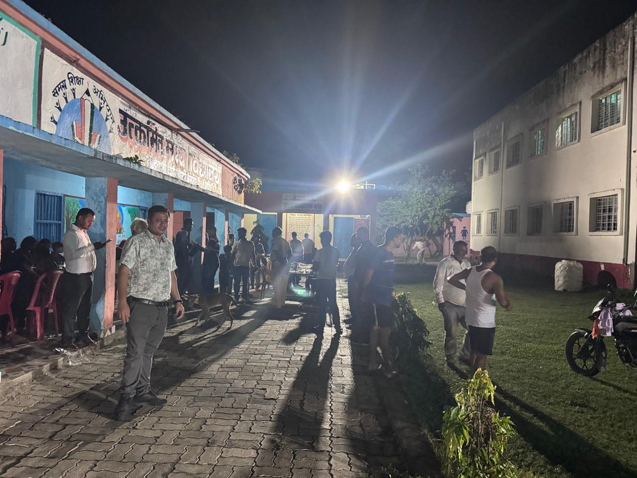 बगहा के भेरिहारी मध्य विद्यालय में शुरू हुआ सामुदायिक किचन, गंडक में बाढ़ के खतरे को लेकर तैयारी तेज
