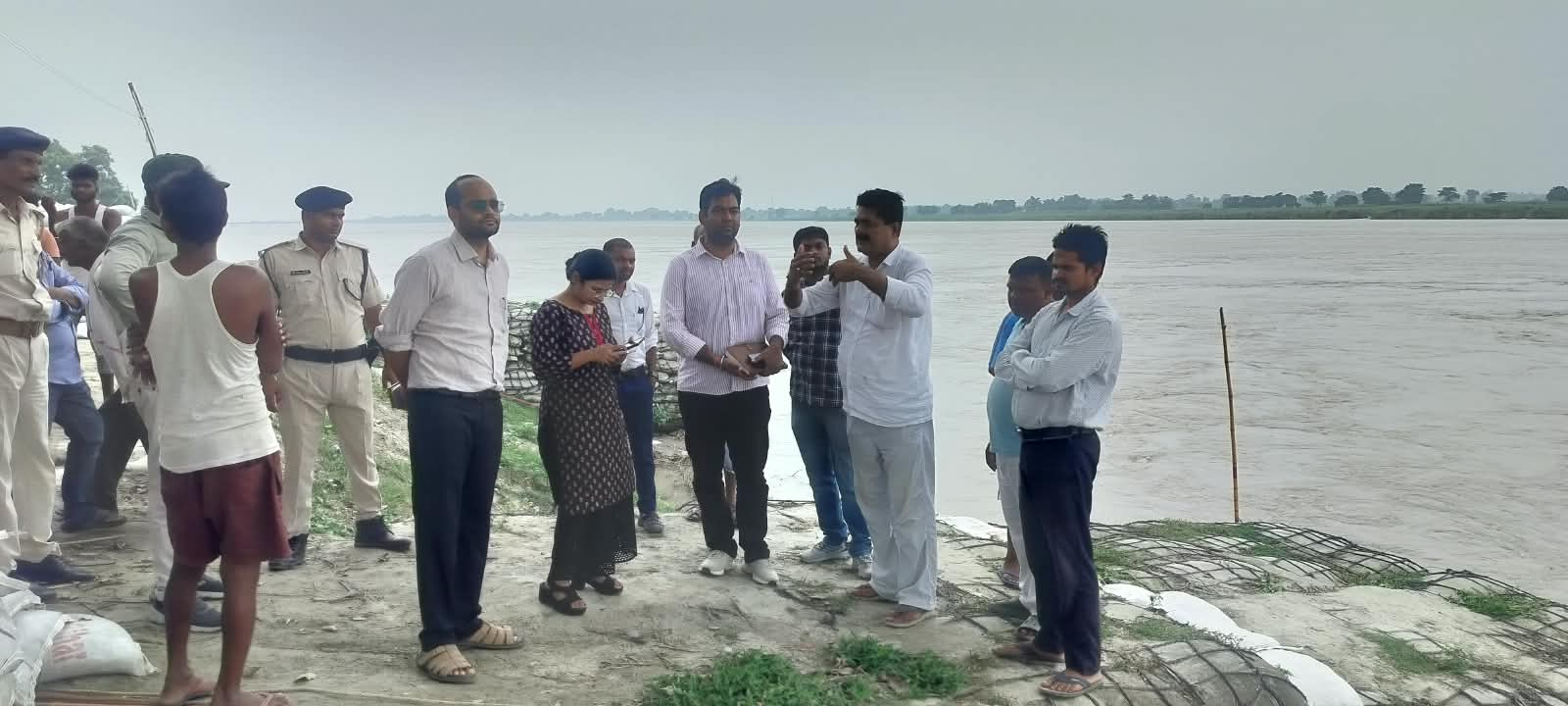 नेपाल में बाढ़ के बाद बिहार में अलर्ट, मुजफ्फरपुर में रेवा घाट बांध का अधिकारियों ने किया निरीक्षण