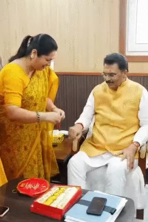 Raksha Bandhan : बिहार में रक्षाबंधन की धूम: CM सम्राट चौधरी ने बंधवाई राखी, जेलों में सलाखों के पार दिखा भाई-बहन का भावुक रिश्ता