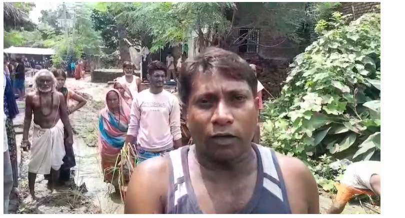 गया में सड़क पर ग्रामीणों ने की धान की रोपनी, दशकों से जर्जर सड़क पर अनोखे अंदाज में जताया विरोध