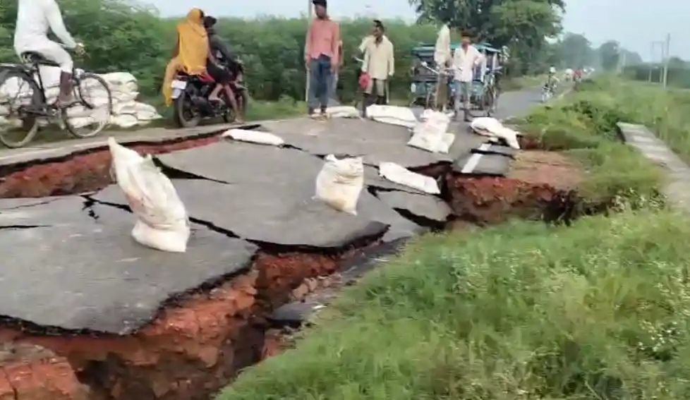 Bihar News : मोकामा में गंगा ने निगल ली 5 करोड़ की सड़क, हजारों लोगों की आवाजाही ठप; निर्माण पर उठे बड़े सवाल