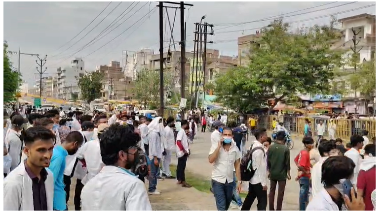 बिहार स्वास्थ्य विज्ञान विश्वविद्यालय में छात्रों का हंगामा, स्टूडेंट्स ने लगाया लाठीचार्ज का आरोप