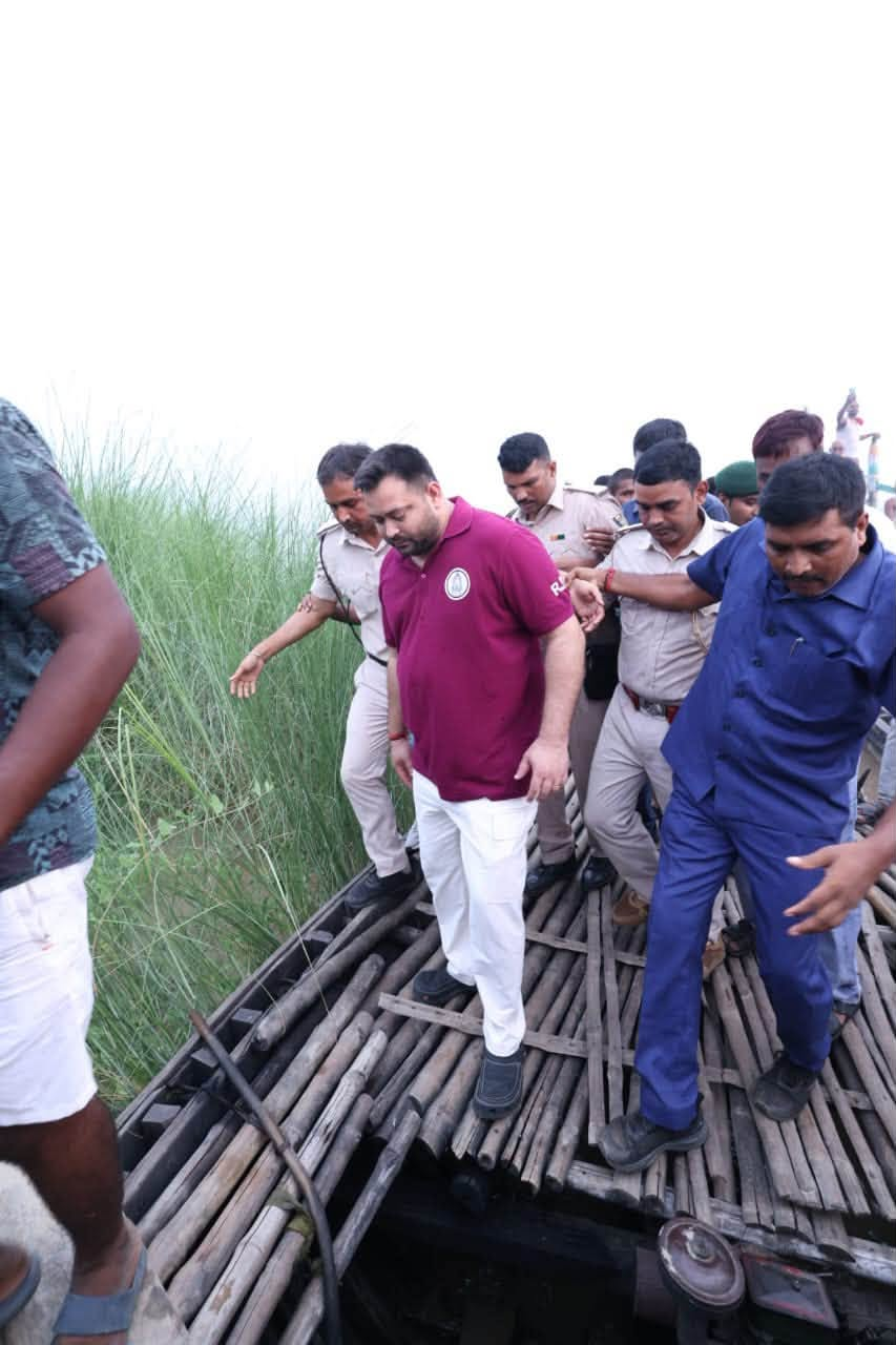 बिहार में बढ़ा नदियों का जलस्तर, अपने विधानसभा क्षेत्र राघोपुर में कटाव प्रभावित इलाकों का तेजस्वी यादव ने लिया जायजा