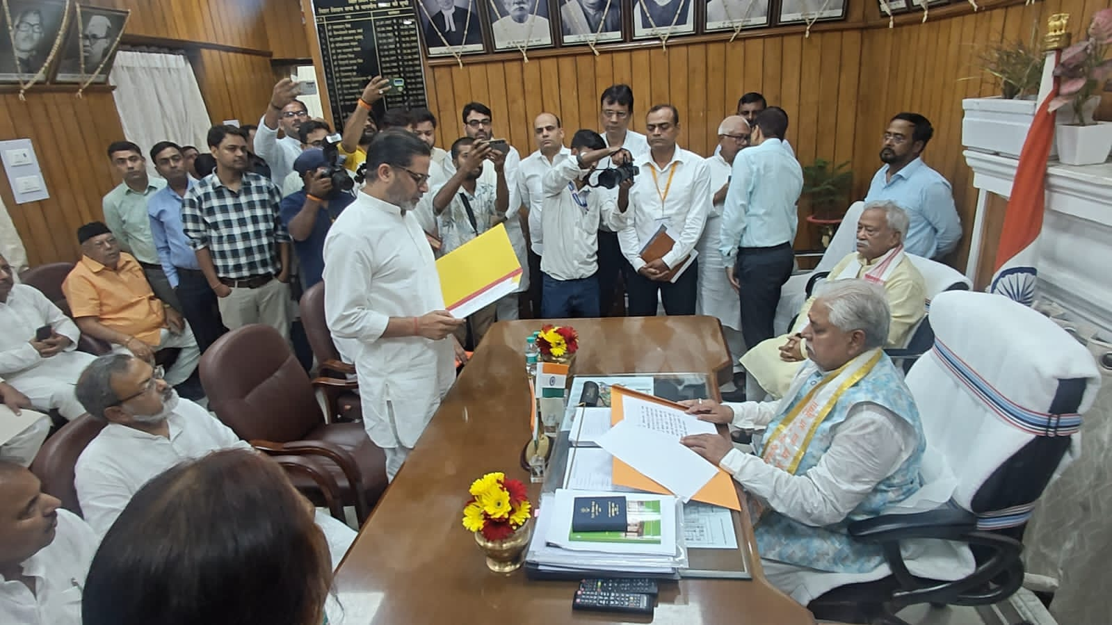 प्रशांत किशोर ने बांकीपुर विधायक के तौर पर ली शपथ, अशोकधाम भगदड़ हादसे पर जताया दुख, घटनास्थल के लिए हुए रवाना