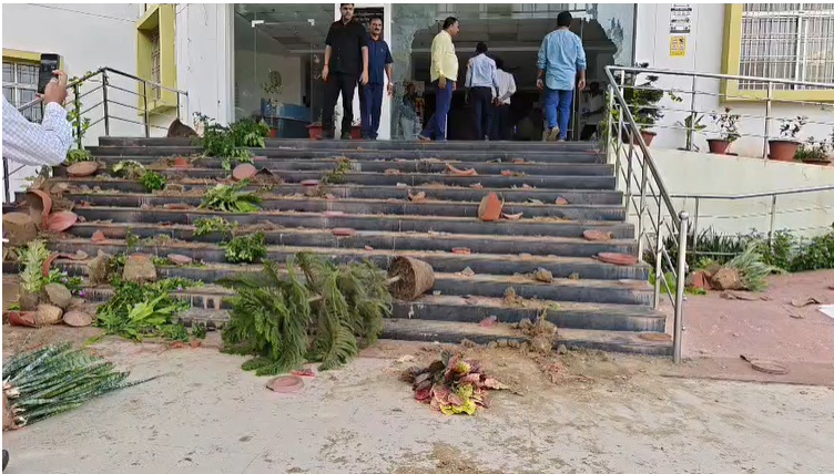 बिहार स्वास्थ्य विज्ञान विश्वविद्यालय में छात्रों का हंगामा, स्टूडेंट्स ने लगाया लाठीचार्ज का आरोप