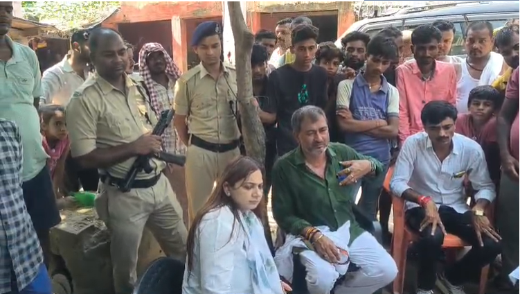 JDU विधायक के खिलाफ बाढ़ पीड़ितों का फूटा गुस्सा, कोमल सिंह की गाड़ी को घेरा, कहा..वोट मांगे आवल छय..त कहे छय कि बेटी छियै