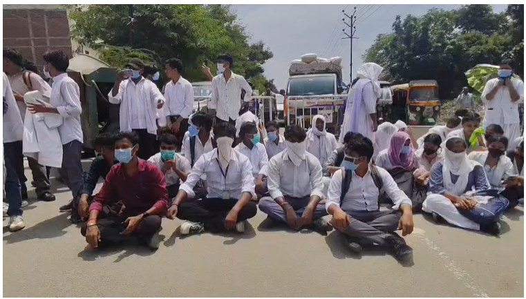 बिहार स्वास्थ्य विज्ञान विश्वविद्यालय में छात्रों का हंगामा, स्टूडेंट्स ने लगाया लाठीचार्ज का आरोप
