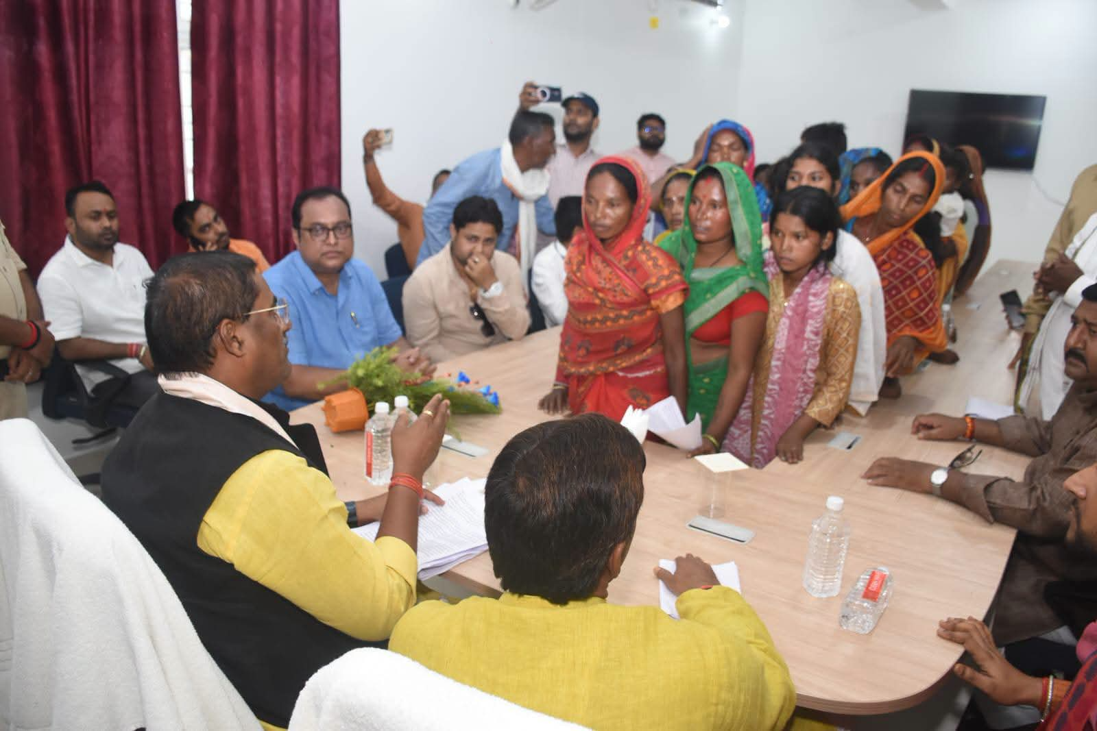 कटिहार DCLR शशांक बर्णवाल पर घूसखोरी का आरोप, प्रभारी मंत्री प्रमोद चंद्रवंशी से महिलाओं ने की शिकायत