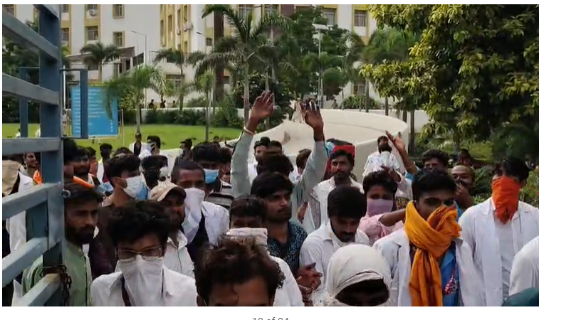 बिहार स्वास्थ्य विज्ञान विश्वविद्यालय में छात्रों का हंगामा, स्टूडेंट्स ने लगाया लाठीचार्ज का आरोप