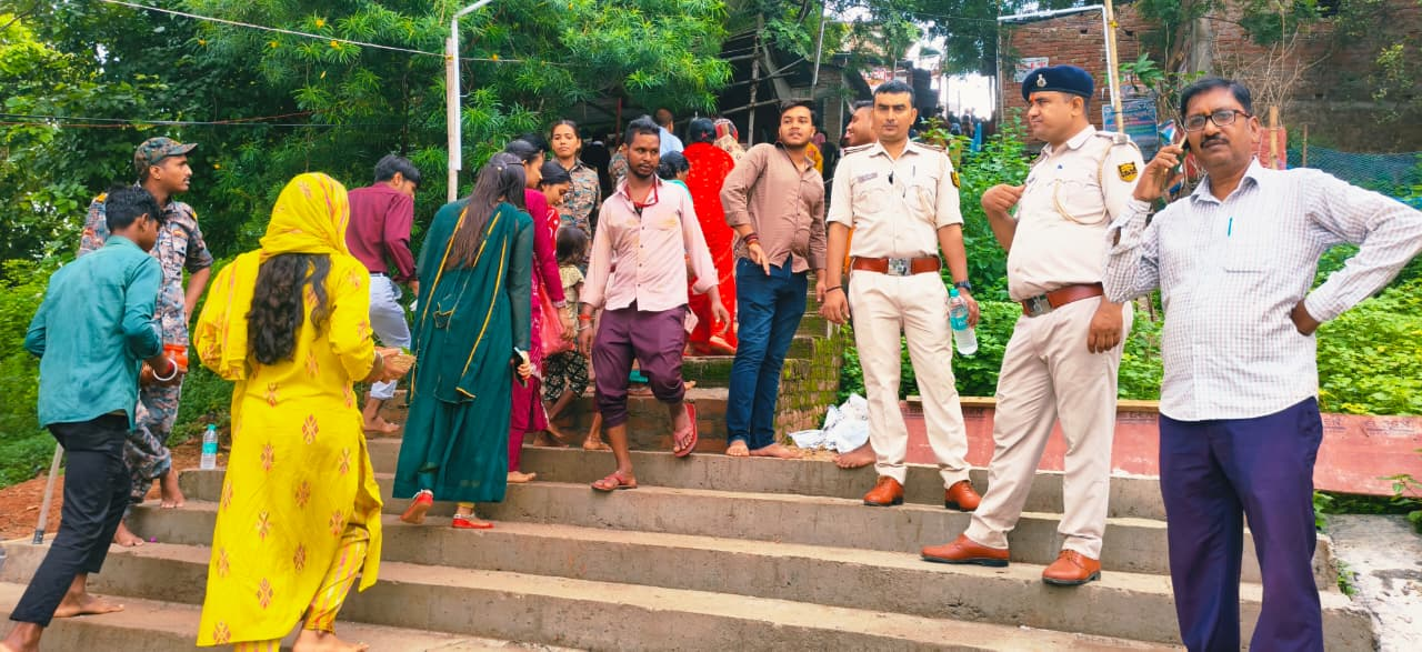 मंदिर में जूता पहनकर ड्यूटी करने वाली दारोगा पर भड़के शिवभक्त, विरोध करने पर उतारे जूते, वीडियो हुआ वायरल