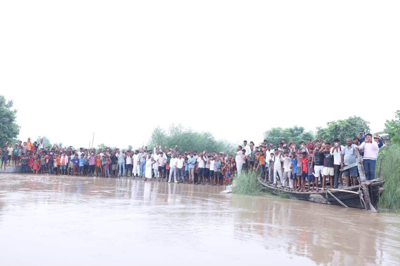 बिहार में बढ़ा नदियों का जलस्तर, अपने विधानसभा क्षेत्र राघोपुर में कटाव प्रभावित इलाकों का तेजस्वी यादव ने लिया जायजा