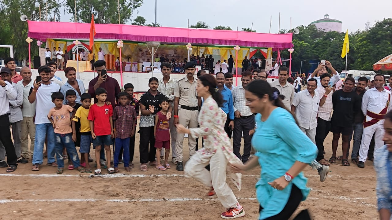 राष्ट्रीय खेल दिवस पर जहानाबाद DM का अनोखा अंदाज, खिलाड़ियों के साथ ट्रैक पर लगाई दौड़