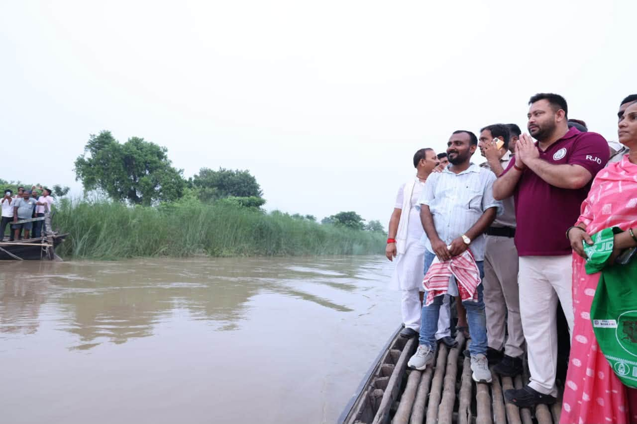 बिहार में बढ़ा नदियों का जलस्तर, अपने विधानसभा क्षेत्र राघोपुर में कटाव प्रभावित इलाकों का तेजस्वी यादव ने लिया जायजा