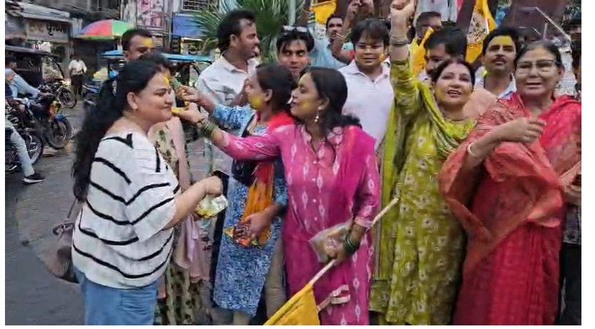 जीत का सर्टिफिकेट मिलने के बाद प्रशांत किशोर के गांव में खुशी का माहौल, बिहार के अन्य जिलों में भी मनाया गया बांकीपुर का जश्न 