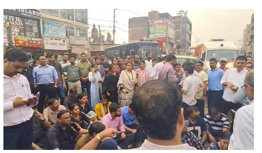 ड्राइवर ने की मालिक की हत्या: डेहरी EO विमल कुमार हत्याकांड के विरोध में पटना में अधिकारियों का प्रदर्शन, सरकार से सुरक्षा की मांग 