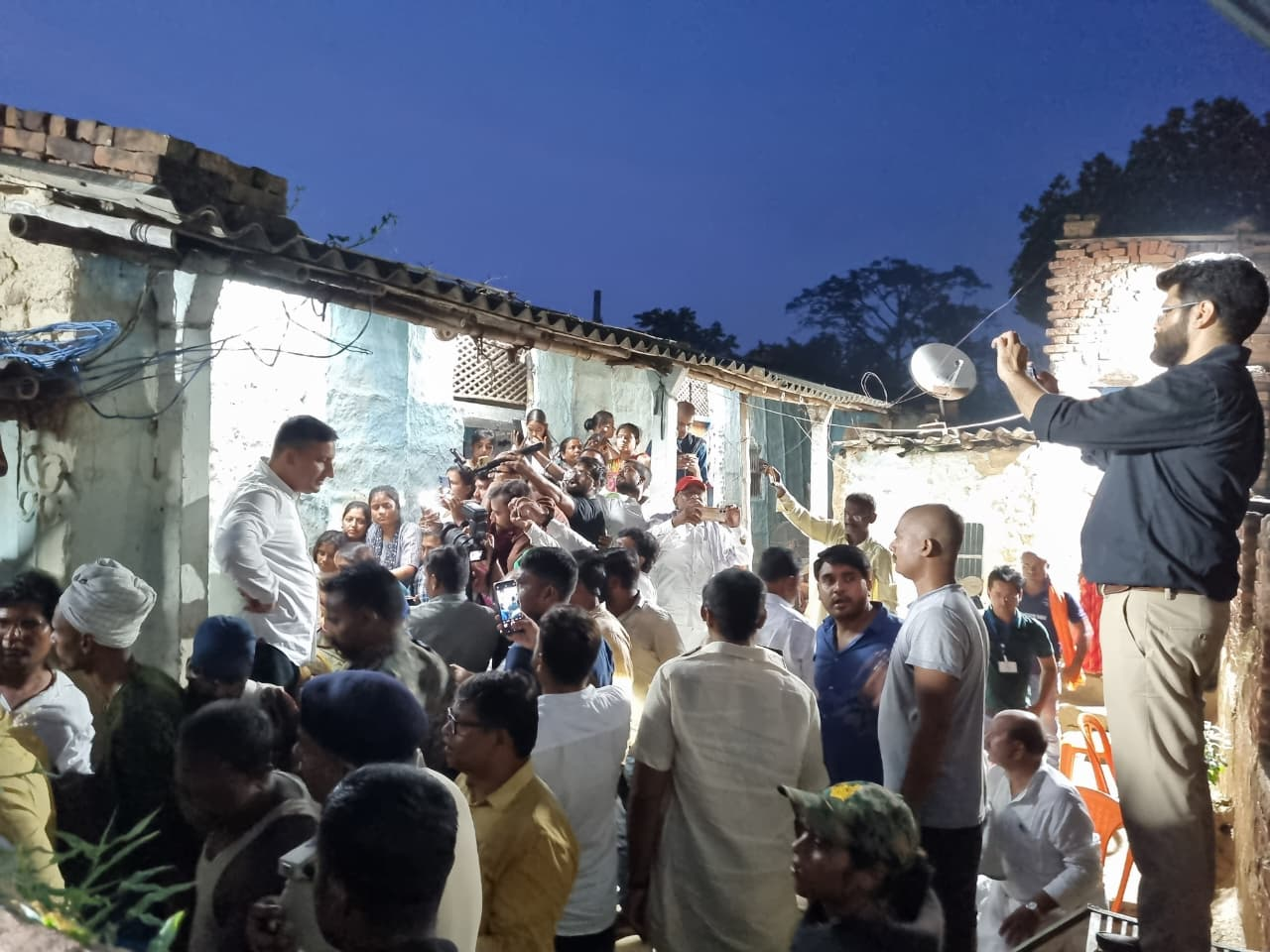 रौशन यादव के घर पहुंचे तेजस्वी यादव, बहन को मेडिकल कॉलेज में नौकरी देने का किया ऐलान