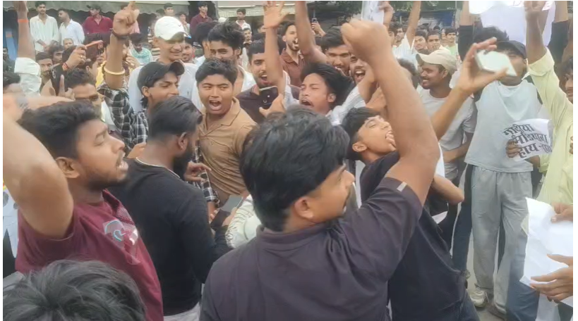  जहानाबाद में पेपर लीक के विरोध में छात्रों का उबाल, कारगिल चौक पर हजारों स्टूडेंट ने किया प्रदर्शन