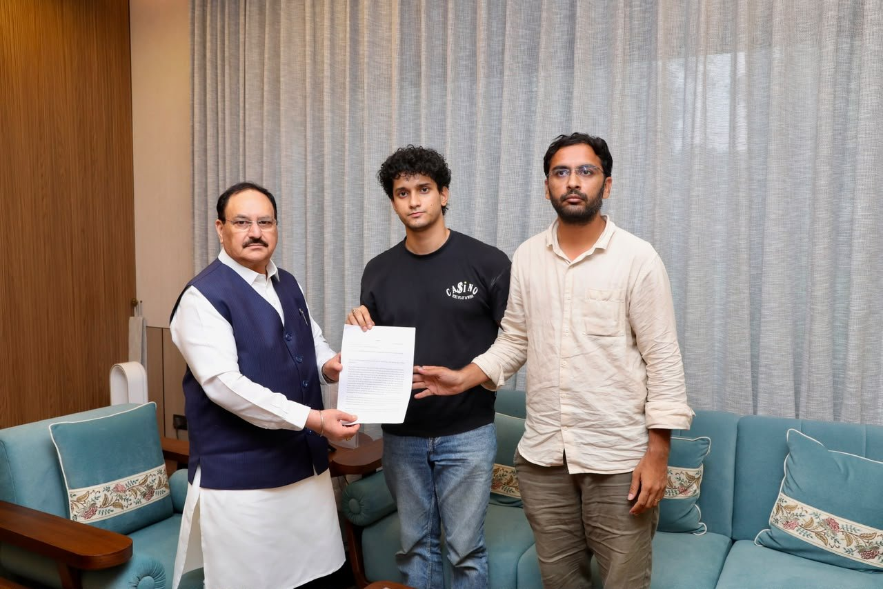 जेपी नड्डा से कॉकरोच जनता पार्टी के नेताओं ने की मुलाकात, मांगों पर चर्चा के बाद अभिजीत दीपके ने तोड़ा अनशन