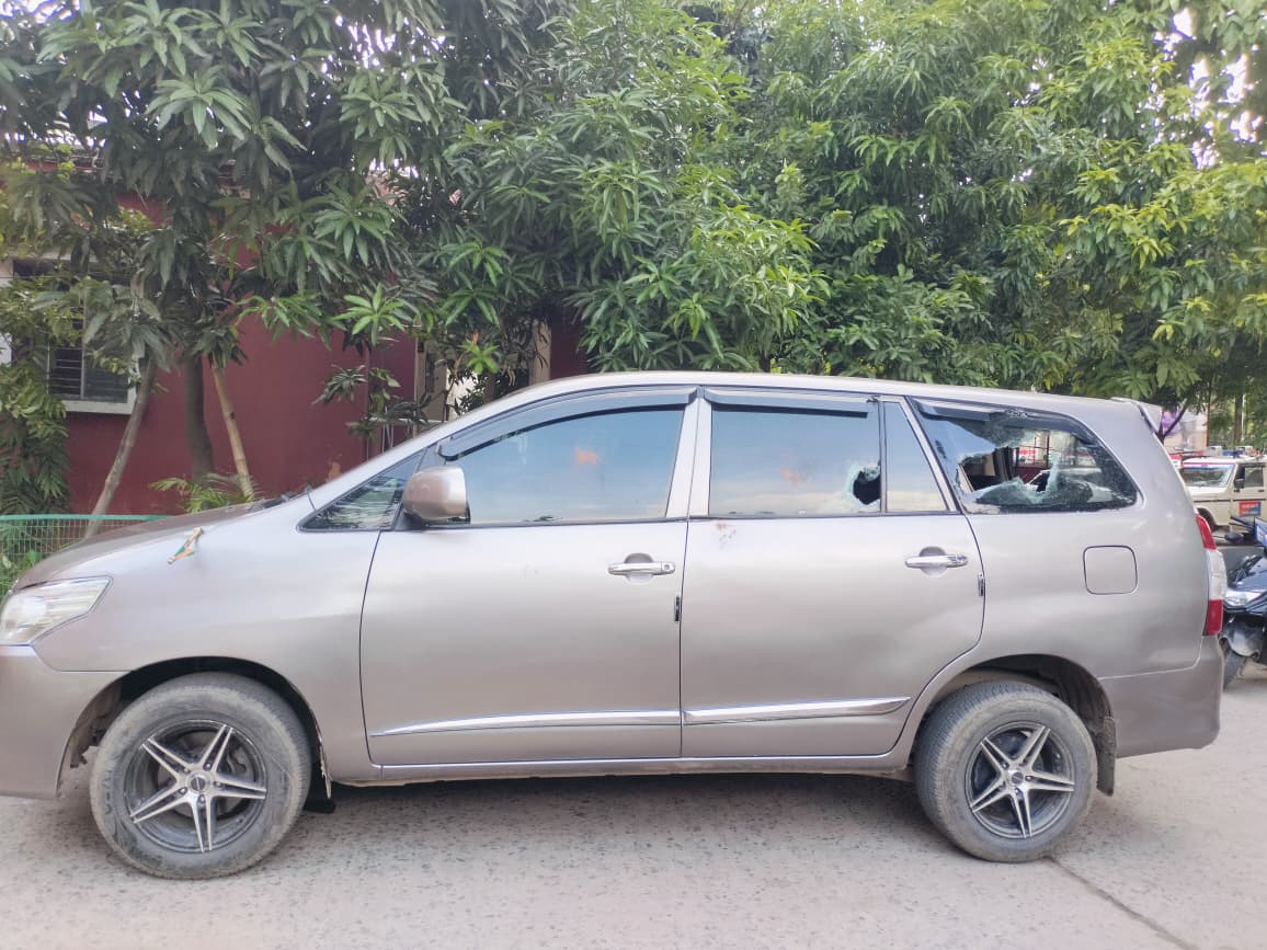 पटना में छात्रों के प्रदर्शन के दौरान इनोवा पर पथराव, 10-15 की संख्या में आए युवकों ने की तोड़फोड़, गाड़ी के मालिक पर भी जानलेवा हमला 
