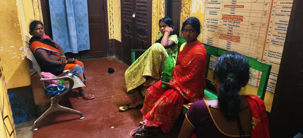 बिहार के सरकारी अस्पतालों की खुली पोल: हाजिरी बनाकर स्वास्थ्यकर्मी गायब, दर्द से तड़पती रही गर्भवती, एक बेंच पर दो मरीज