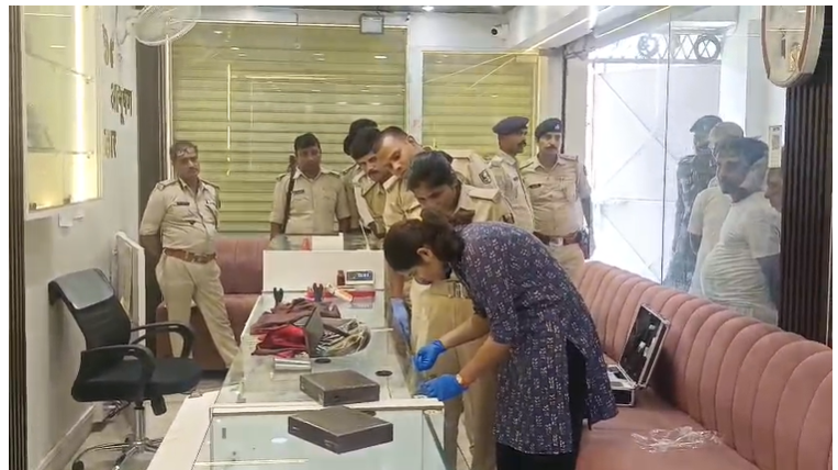 रोहतास में दिनदहाड़े ज्वेलरी शॉप में लूट, 35 लाख के आभूषण लेकर हथियारबंद अपराधी फरार