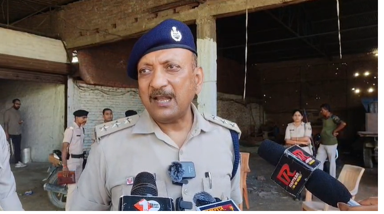 मुजफ्फरपुर में नकली सिगरेट फैक्ट्री का भंडाफोड़, 12 लाख का माल और करोड़ों की मशीनें जब्त