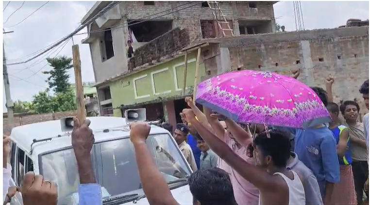 कोर्ट के आदेश पर दखल-दिहानी के दौरान हंगामा, सीओ की गाड़ी का घेराव, मंत्री से पैसा खाने का आरोप