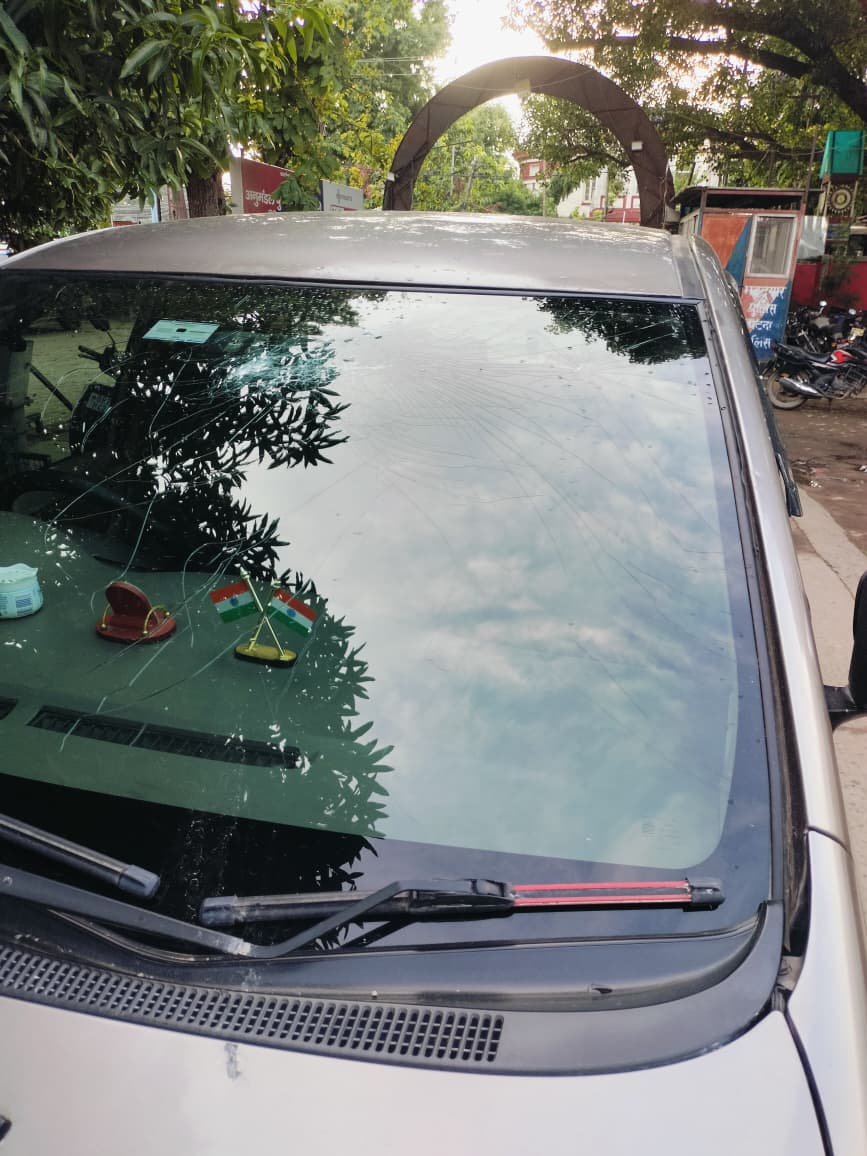 पटना में छात्रों के प्रदर्शन के दौरान इनोवा पर पथराव, 10-15 की संख्या में आए युवकों ने की तोड़फोड़, गाड़ी के मालिक पर भी जानलेवा हमला 