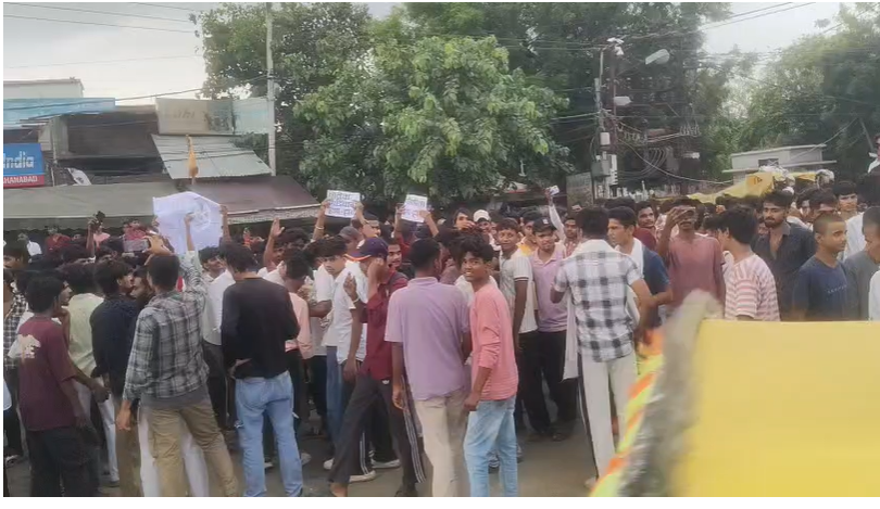  जहानाबाद में पेपर लीक के विरोध में छात्रों का उबाल, कारगिल चौक पर हजारों स्टूडेंट ने किया प्रदर्शन