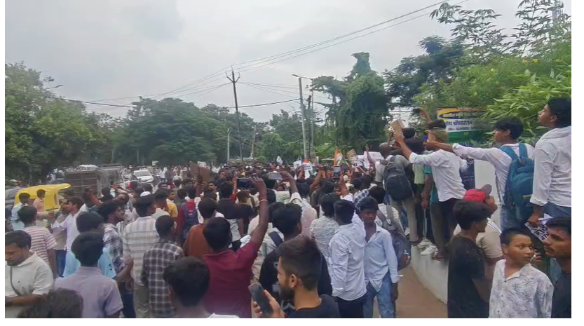 जहानाबाद में पेपर लीक के विरोध में छात्रों का उबाल, कारगिल चौक पर हजारों स्टूडेंट ने किया प्रदर्शन