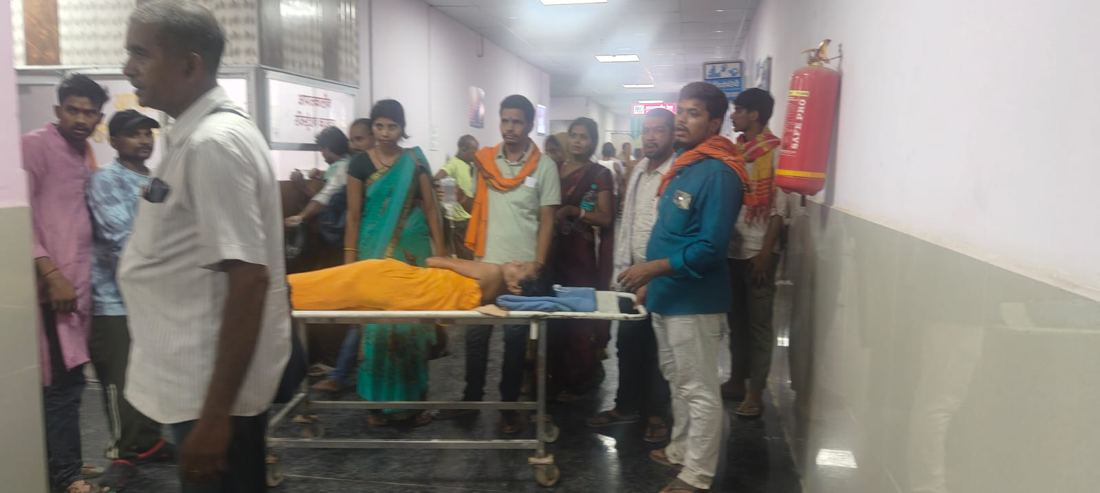 बिहार की स्वास्थ्य व्यवस्था का हाल देखिये, 3 दिन से लिफ्ट खराब, मरीजों को कंधे पर उठाकर वार्ड पहुंचाने की नौबत