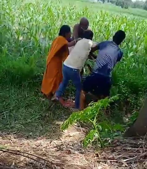 BIHAR: 5 कट्ठा जमीन के लिए भतीजे ने चाचा-चाची पर बरसाए लाठी-डंडे, मारपीट का वीडियो आया सामने
