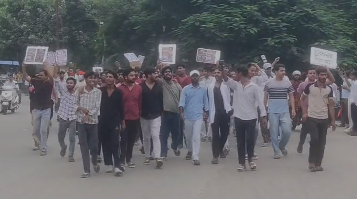  जहानाबाद में पेपर लीक के विरोध में छात्रों का उबाल, कारगिल चौक पर हजारों स्टूडेंट ने किया प्रदर्शन